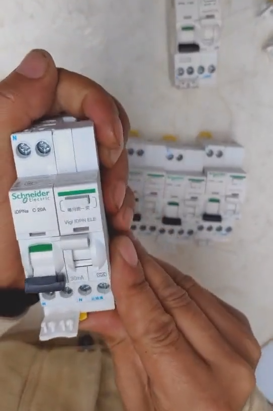Schneider IDPNa C20A miniature circuit breaker (MCB)