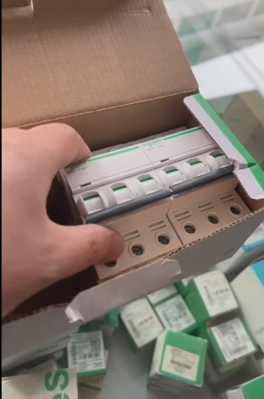 Schneider Circuit Breaker IC65N-3P/C20A