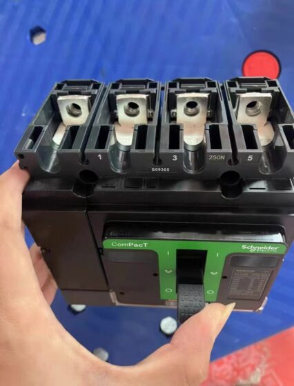 Both NSX100F and NSX160F belong to Schneider Electric’s NSX series, with similar core technologies and functions. The key differences lie in frame current (100A vs 160A) and physical dimensions (width). The selection should be determined based on the actual load current and switchgear space.