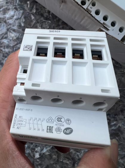 Schneider Electric A9C20844 is a 4-pole, 40A contactor