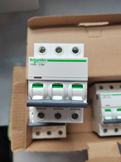 A9F18325-IC65N-3P-C25A Schneider Circuit Breaker