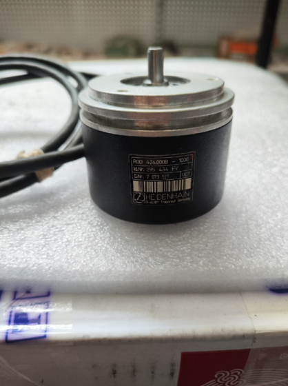 HEIDENHAIN ROD426.000B-1000-ID295434EV is an incremental rotary encoder belonging to the ROD400 series solid-shaft encoders. The ID code 295434EV is its unique product identification number.