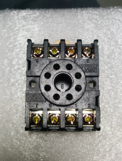 PF083A is an 8-pin round relay socket, originally designed by OMRON. It is widely compatible with various industrial relays, supports DIN rail mounting, and is equipped with screw terminal connections