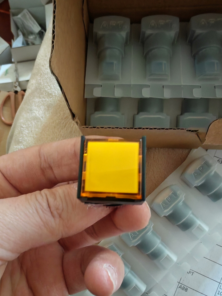 APT-LA39-E11F-Y pushbutton switch