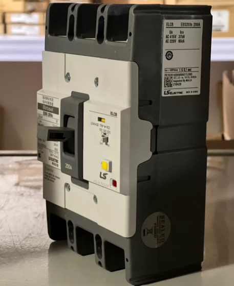 EBS203C‑200A‑3P is a 3‑pole, 200A rated earth‑leakage molded case circuit breaker (MCCB/ELCB) manufactured by LS Electric (formerly LS Industrial Systems / LG Industrial Systems).