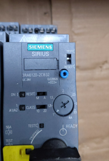 The Siemens 3RA6120-2CB32 is a compact, integrated direct on-line starter combining contactor, short-circuit protection and electronic overload protection. It is designed for small three-phase motors (1.5 kW at 400 V,