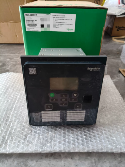 REL52002C is a universal digital integrated protection relay from Schneider Electric’s Easergy P3U30 (formerly PowerLogic P3U30) series. Designed specifically for medium- and low-voltage power systems, it provides comprehensive protection, measurement, control, and communication functions