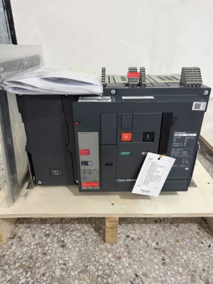 The Schneider NW32H1-4P-3200A is an air circuit breaker (ACB) from the MasterPact NW series, designed for main incoming and bus-section protection in low-voltage power distribution systems (≤690V). Featuring high breaking capacity and flexible protection configurations, it serves as a core protective component for power distribution in industrial and large commercial buildings.