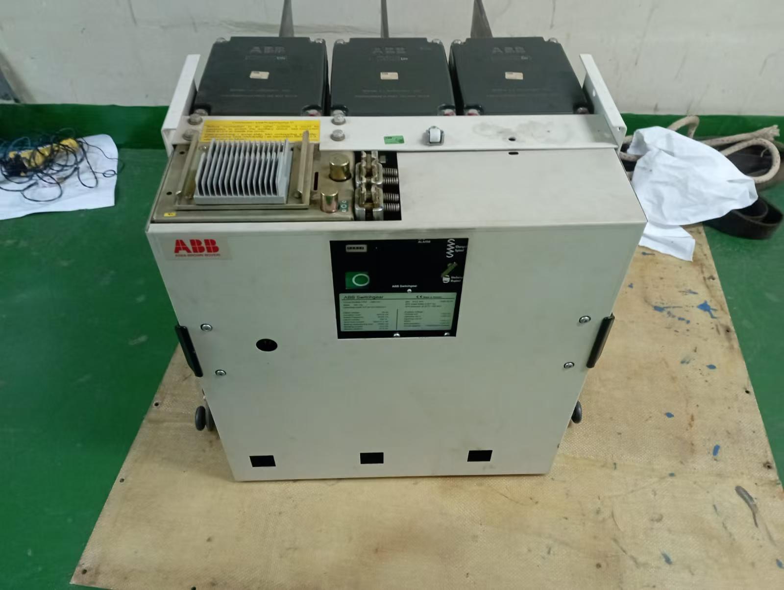 ABB HPA24/612C is a 24kV indoor SF6 medium voltage circuit breaker with rated current 630A and rated short-circuit breaking current 12.5kA. It is compatible with SafeSix switchgear and has been discontinued. The recommended replacement models are VD4-24/630-16 and HD4-24/630-16.
