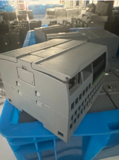 6ES7214-1AG40-0XB0 is a well-balanced compact CPU in the Siemens S7-1200 series. Its integrated 14DI+10DO+2AI configuration meets most small and medium automation requirements. The DC/DC/DC power version is ideal for industrial 24V DC power supply environments.
