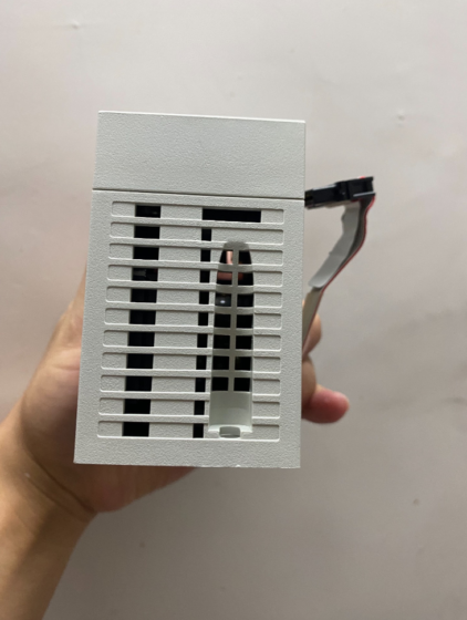 The FX5-80SSC-S is an 8-axis simple motion control module of Mitsubishi Electric MELSEC iQ-F series. It adopts the SSCNET III/H high-speed servo network, supporting complex multi-axis linkage, synchronous control and cam functions.