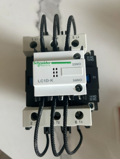 Schneider LC1DWK12P7 Capacitor Contactor It is a dedicated capacitor contactor of Schneider TeSys D series, designed for inrush-free switching of three-phase capacitor banks in low-voltage reactive power compensation systems. Rated capacity: 63kvar@400V/50Hz, coil voltage: 230V AC.