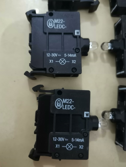 Eaton Moeller® RMQ-Titan series M22-size LED indicator element, complying with IEC/EN 60947-5-1 standard for control circuit electrical appliances. It adopts base mounting and screw terminal connection, fits 22.5mm panel cutout, and is applicable for signal indication on industrial control panels.