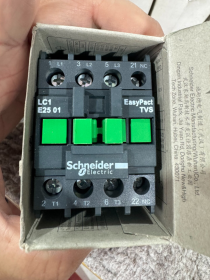 LC1N2501 is a 3-pole 25A AC Contactor of Schneider Electric EasyPact D3N Series. It is standard configured with 3 normally open main contacts + 1 normally closed auxiliary contact. It is suitable for 11kW / 380V motor control under AC-3 duty, widely used in industrial automation and motor control circuits, featuring high reliability and flexible installation.
