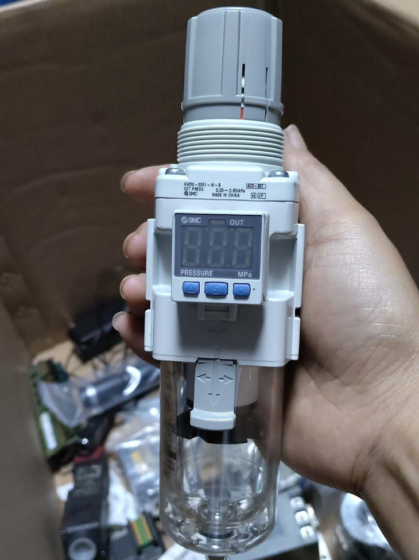 SMC Filter Regulator AW30-03E1-W-B SMC AW series modular filter regulator, 3/8 inch port size, 5μm filtration precision, equipped with reverse flow function and white built-in pressure gauge. It is used for pre-treatment of compressed air in pneumatic systems, supplying clean and stable compressed air to solenoid valves, cylinders and other pneumatic components.