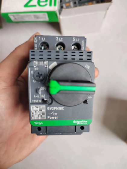 Schneider GV2PM10C Motor Circuit Breaker A classic motor protection series from Schneider Electric, designed for low-power motors rated 0.1-32A. It provides protection against short circuit, overload and phase loss. Equipped with a rotary knob for manual closing and tripping,