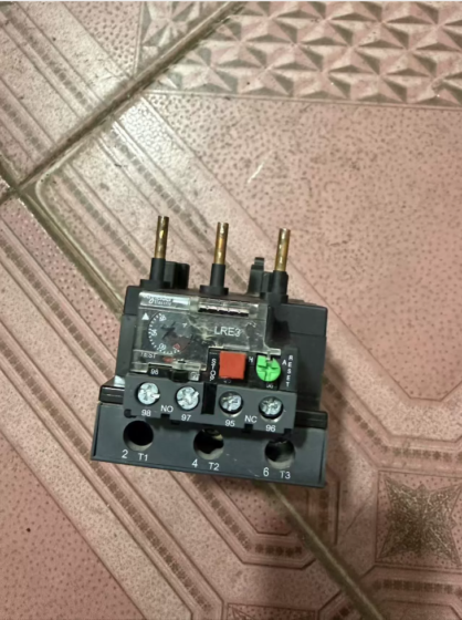 Schneider LRN359N 48-65A thermal overload relay features a complete certification system that meets full requirements of safety, environmental protection and performance. It is a reliable choice for industrial motor protection, applicable to various global industrial scenarios, especially for overload and phase loss protection of 22-37kW three-phase asynchronous motors.