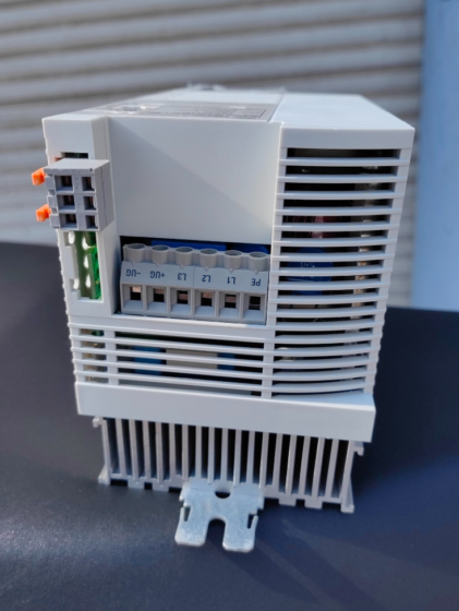 E82EV552K4C is a 5.5kW three-phase inverter of Lenze 8200 Vector series. It accepts 380-480VAC input, delivers 13A output with IP20 protection grade. Built-in vector control and brake transistor, suitable for general industrial speed regulation applications.