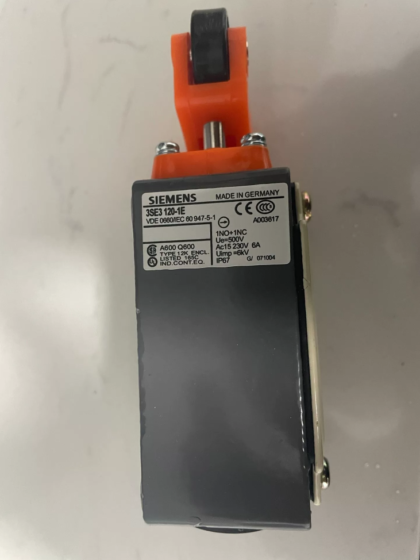Siemens 3SE3120-1E Heavy-Duty Metal Enclosure Limit Switch (Travel Switch) SIRIUS 3SE3 series heavy-duty limit switch with metal enclosure, equipped with 1NO+1NC snap-action contacts and roller lever actuator. Rated IP67, it is suitable for harsh industrial environments.