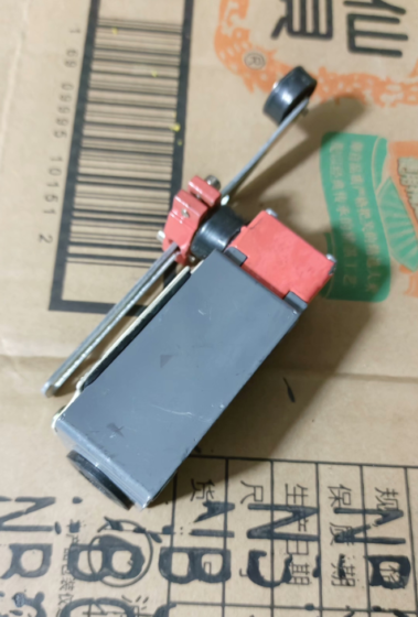 Siemens 3SE3120-1UW is a discontinued limit switch with metal housing. It is fitted with an adjustable length roller crank actuator and snap-action contacts, featuring an IP67 protection rating for a wide range of industrial automation