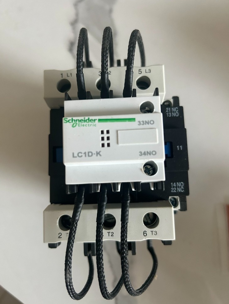 LC1DWK12p7 is a three-phase capacitor switching contactor specially designed by Schneider Electric for reactive power compensation systems. It is mainly used to switch power capacitors so as to improve grid power factor, reduce line loss and enhance power quality.