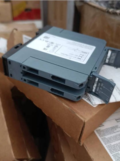 Full Specification Analysis of Siemens 3RQ2000-1BW00 Coupling Relay Industrial coupling relay of Siemens SIRIUS series, equipped with 2 changeover contacts, wide voltage range 24-240V AC/DC and screw terminals. It serves as a replacement for 3TX7002-1CB00 and 3RS1800-1BW00, and is designed for PLC signal isolation and control circuit coupling.