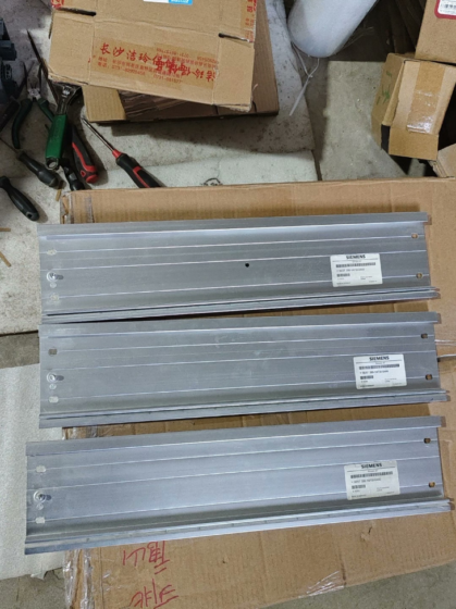 The 6ES7390-1AF30-0AA0 is a special profile mounting rail exclusively for Siemens SIMATIC S7-300 series. With an overall length of 530 mm The 6ES7390-1AF30-0AA0 is a special profile mounting rail exclusively for Siemens SIMATIC S7-300 series. With an overall length of 530 mm