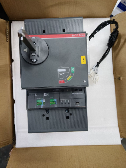 O ABB XT5S 630 é um MCCB com capacidade de interrupção em S e tamanho de carcaça de 630A da série de disjuntores em caixa moldada de baixa tensão Tmax XT da ABB. The ABB XT5S 630 is an S-breaking capacity MCCB with a 630A frame size from ABB’s Tmax XT low-voltage moulded case circuit breaker series.
