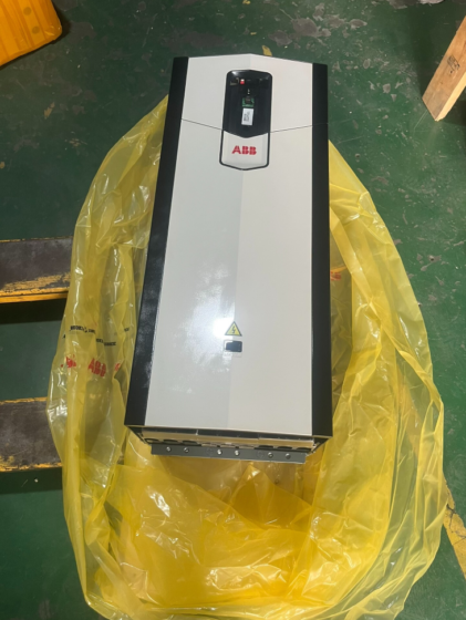 ซีรีส์ ACS880-01 เป็นไดรฟ์ความถี่ตัวแปรไดรฟ์เดี่ยวอุตสาหกรรมรุ่นเรือธงของ ABB. มาพร้อมกับเทคโนโลยี DTC Direct Torque Control ที่พัฒนาขึ้นเอง, รองรับมอเตอร์หลายประเภทรวมถึงมอเตอร์แบบอะซิงโครนัส The ACS880-01 series is ABB’s flagship wall-mounted industrial single-drive variable frequency drive. Equipped with self-developed DTC Direct Torque Control technology, it supports multiple motor types including asynchronous motors