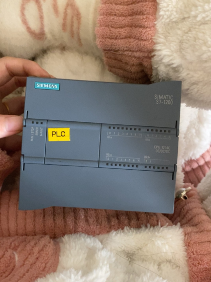 6ES7214-1AG40-0XB0 is the compact CPU 1214C belonging to Siemens SIMATIC S7-1200 series with DC/DC/DC specification (24V DC power supply / 24V DC digital input / transistor DC output). It is a mid-range CPU with outstanding cost performance in the S7-1200 product line. Integrated with native digital I/O and analog inputs