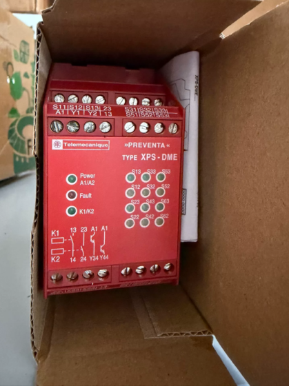 Schneider XPSDME1132TS220 Safety Relay