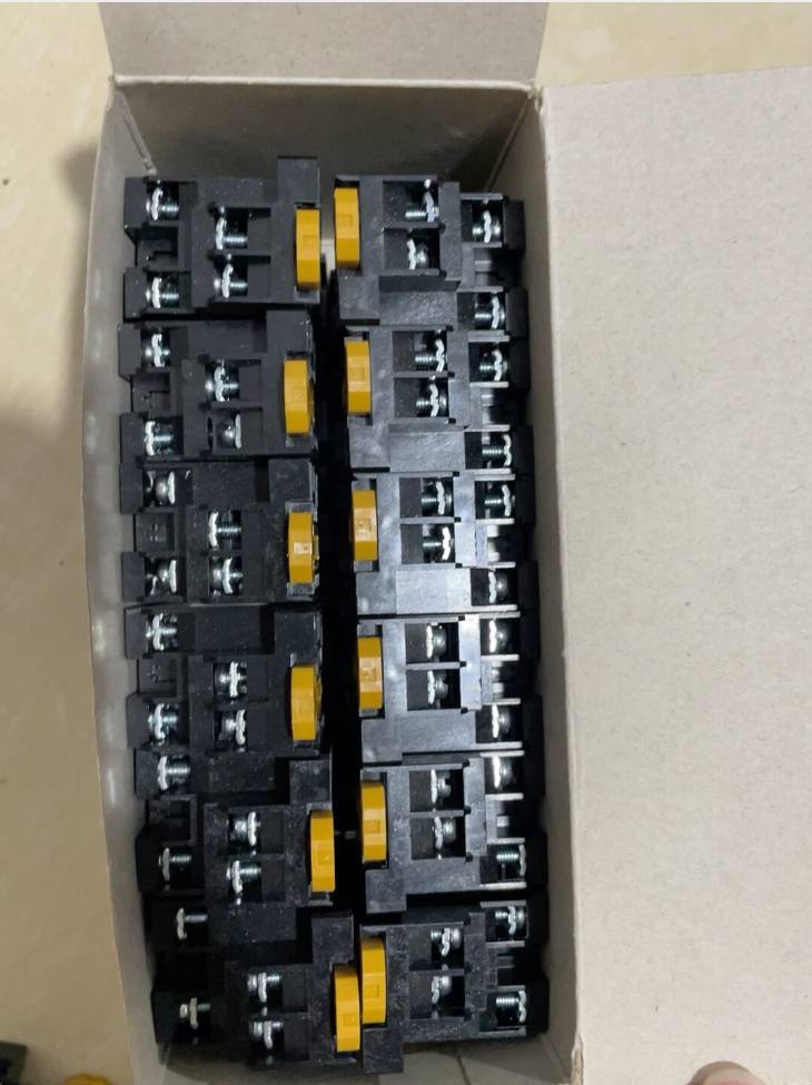  OMRON PYFZ-08-E Relay Socket