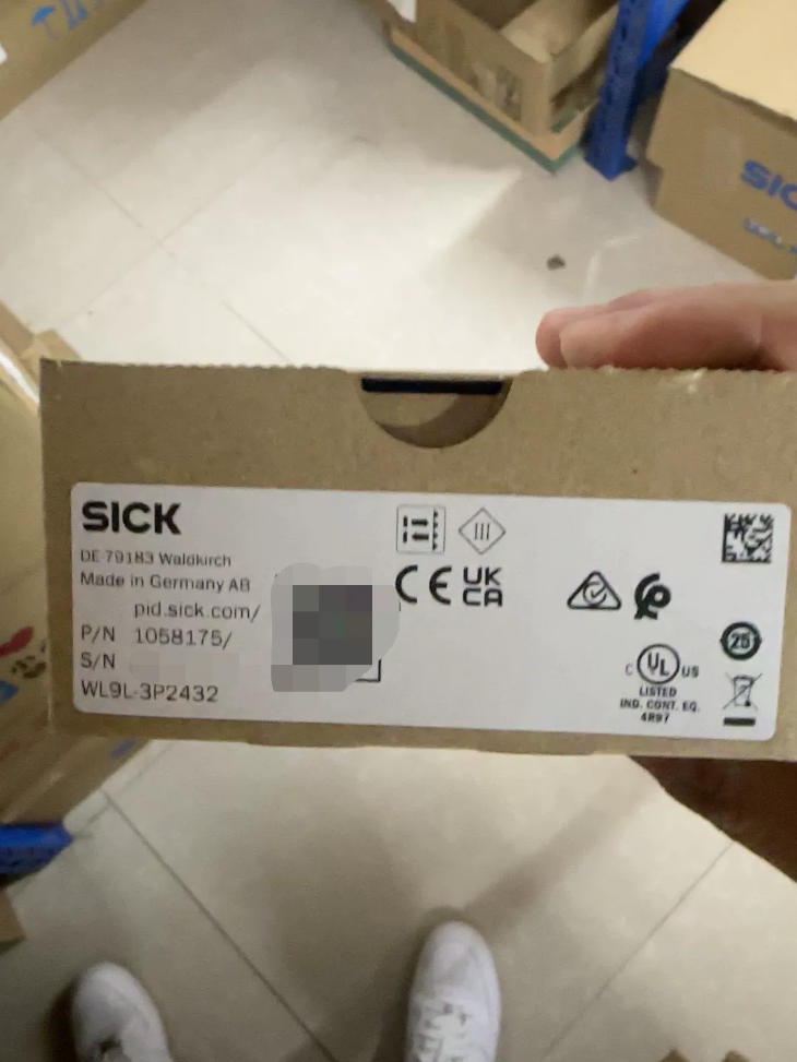 SICK WL9L-3P2432 Laser Retro-Reflective Photoelectric Sensor