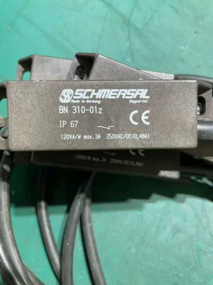 Schmersal BN310-01Z Magnetic Safety Switch Schmersal BN310-01Z Magnetic Safety Switch