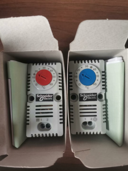 Schneider NSYCCOTHO Enclosure Thermostat