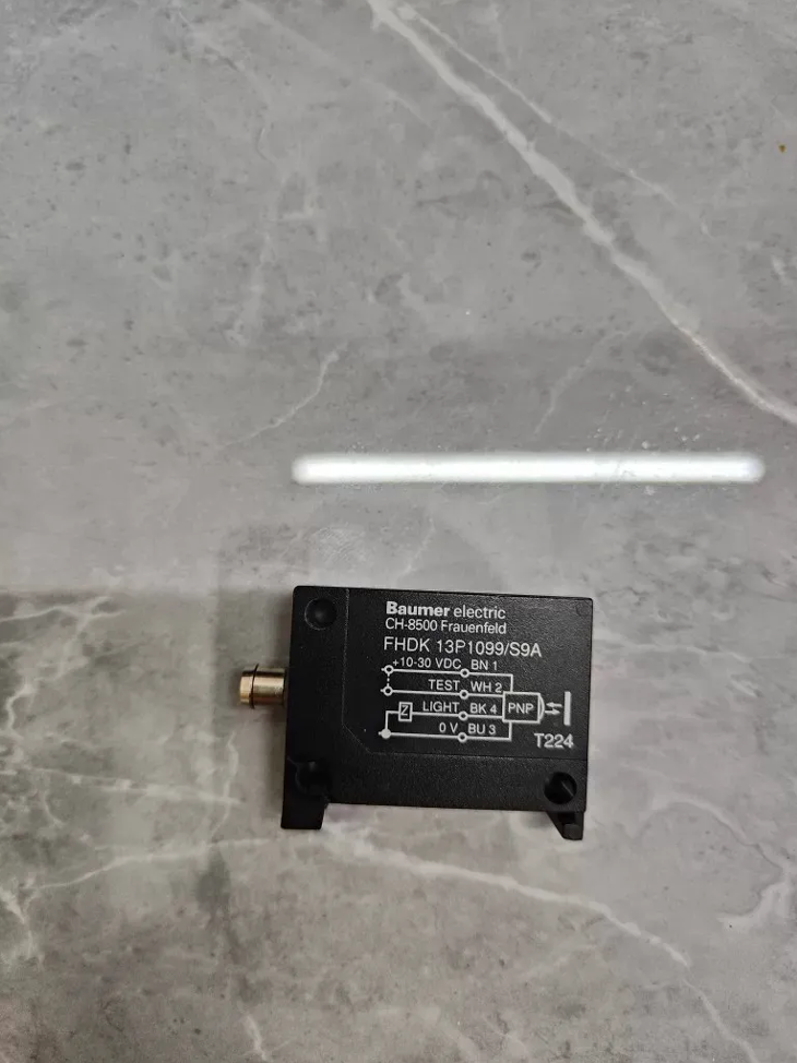 Baumer FHDK13P1099S9A Photoelectric Sensor