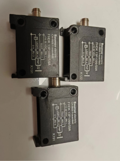 Baumer FHDK13P1099S9A Photoelectric Sensor