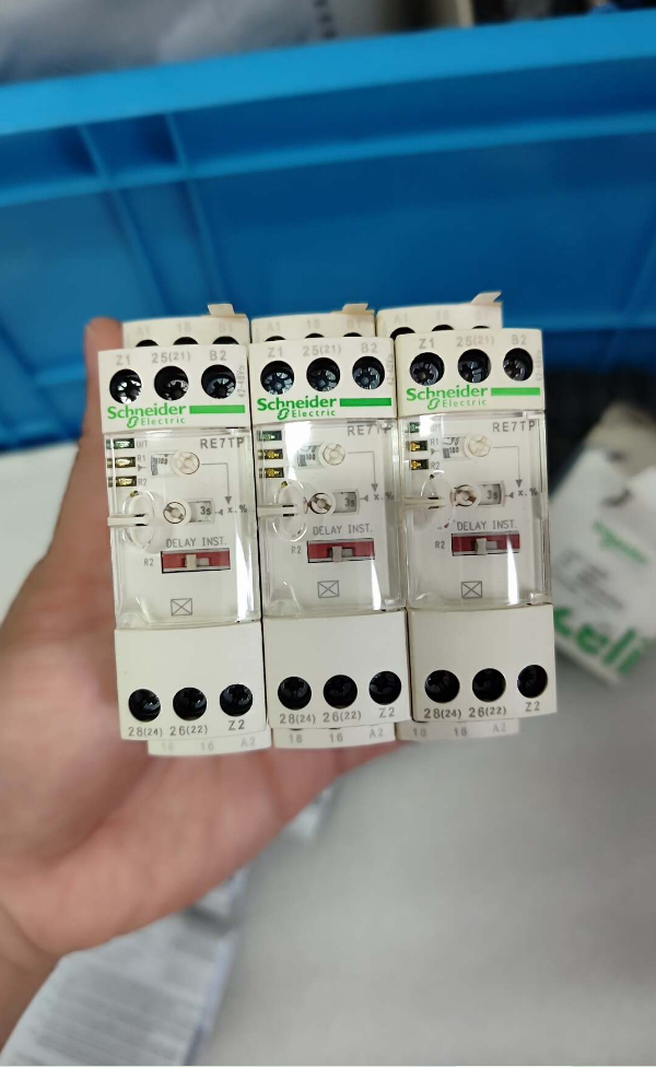 Schneider RE7TP13BU On-Delay Timing Relay