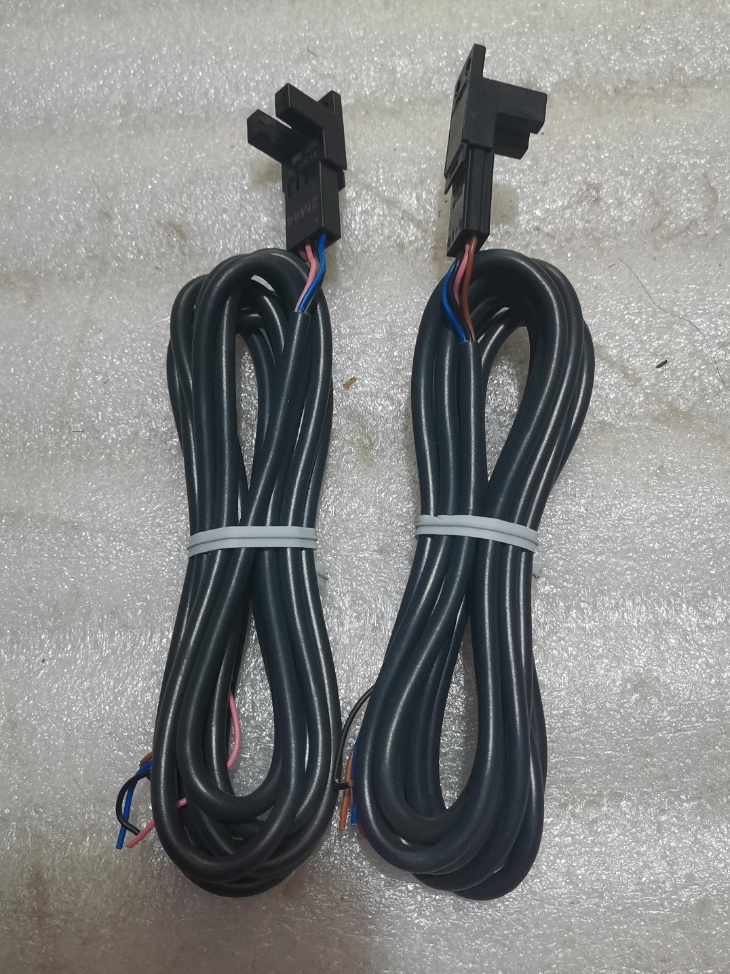 OMRON EE-SX674A Slotted Mini-Photoelectric Sensor
