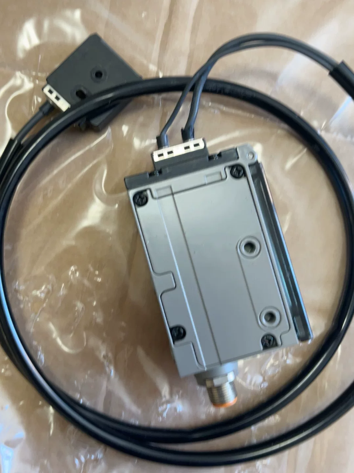  OMRON E3MC-MX41 Color Mark Sensor