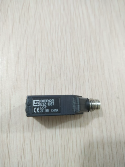 OMRON E3Z‑D87 Diffuse‑reflective Photoelectric Sensor