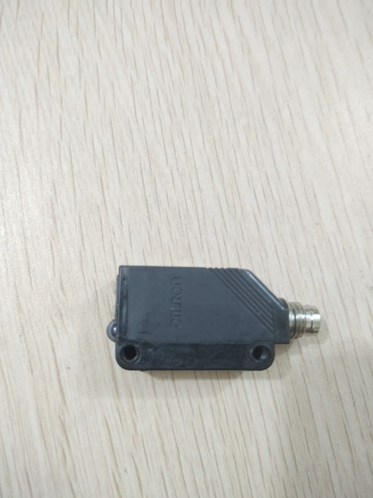 OMRON E3ZD87 Diffusereflective Photoelectric Sensor