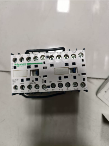 Schneider LC2K0901B7 Contactor Product: TeSys‑K 3‑pole reversing contactor, manufactured in France, equipped with built‑in mechanical interlock and pre‑assembled reversing power busbar