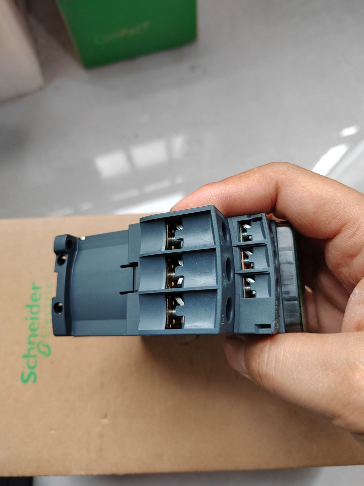 Schneider 3-pole main contacts LC1D38BD